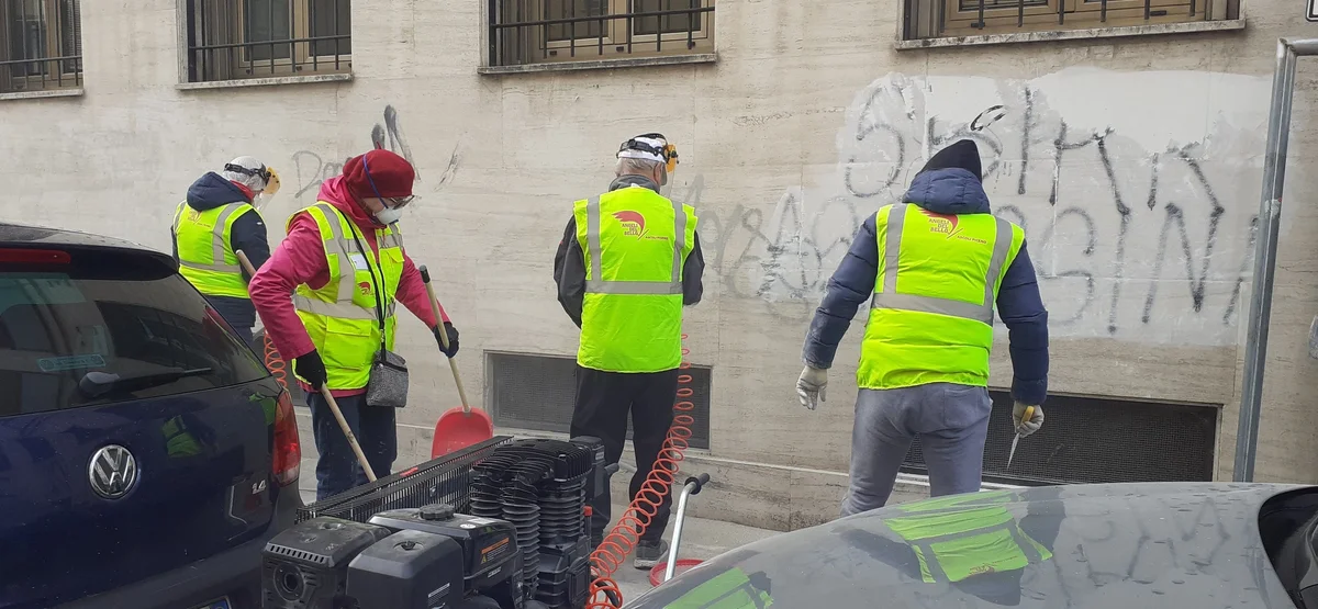 Ascoli Piceno - "Angeli del Bello" ancora in azione, pulito dalle scritte il palazzo Inail