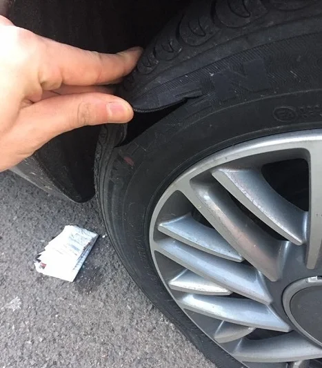 Multato per divieto di sosta per vendetta taglia i pneumatici di tre auto della Polizia Locale