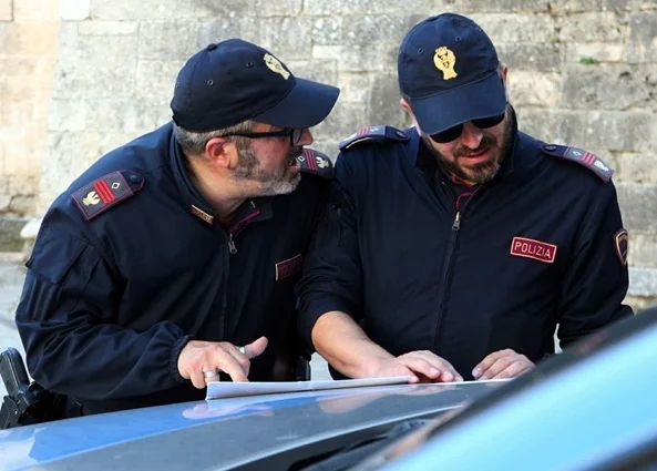 Anziano trovato in stato confusionale lungo la Statale, soccorso dalla Polizia