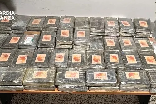 Scoperti 111 chili di cocaina nella cabina di un tir, tre arrestati dalla Finanza 