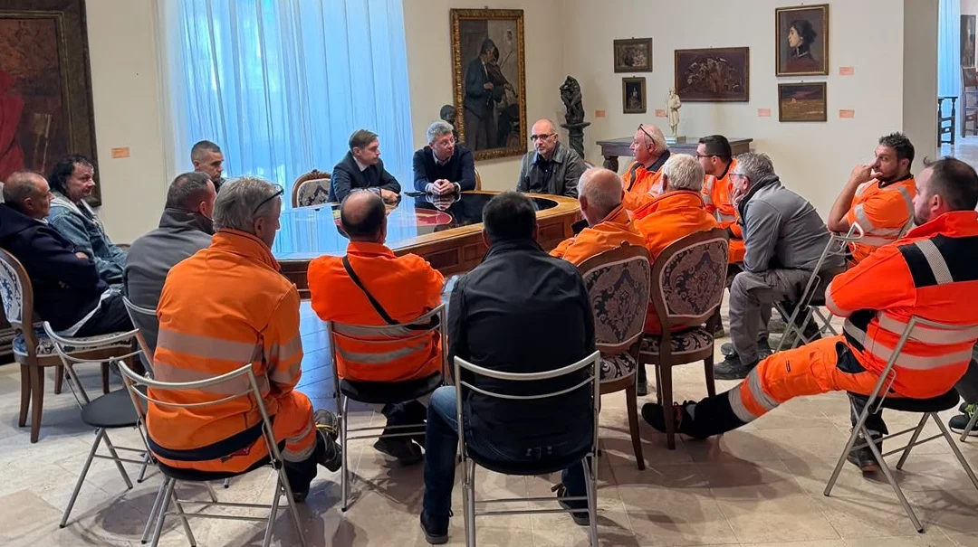Ascoli Piceno - Strade, tombini e verde: incontro del sindaco con gli operai del Comune