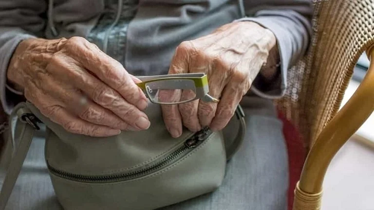 Truffa ai danni di una 91enne, polizia arresta 2 persone