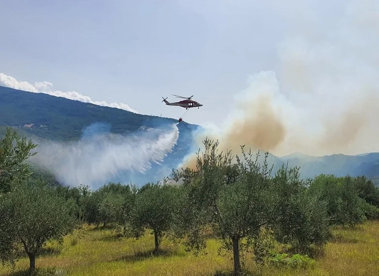 In corso un vasto incendio di sterpaglie sopra l'abitato di Montorio