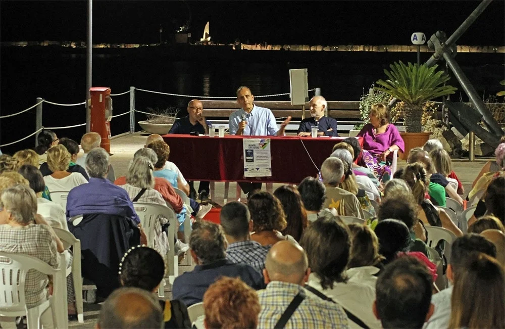 Bagno di folla al Circolo Nautico per Nello Cristianini. in tantissimi per parlare di intelligenza artificiale