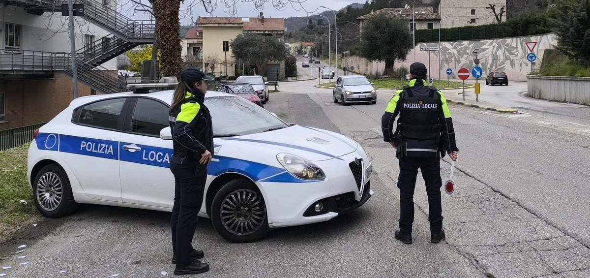 Polizia Locale smaschera truffa assicurativa: broker nei guai