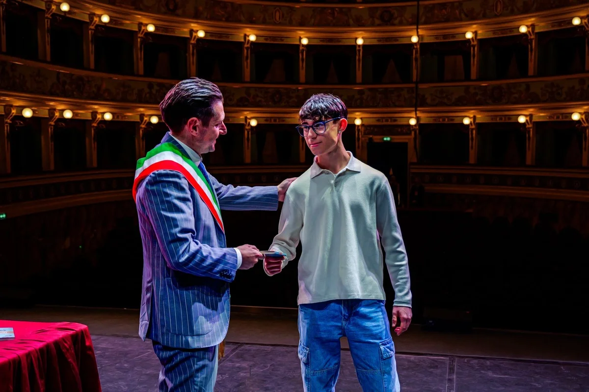 Consegnata una copia della Costituzione ai neo maggiorenni ascolani