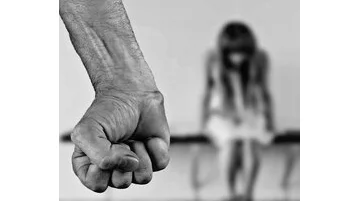 Impone alla ex compagna atti sessuali davanti al figlio di 4 anni: 40enne italiano ammonito dal Questore