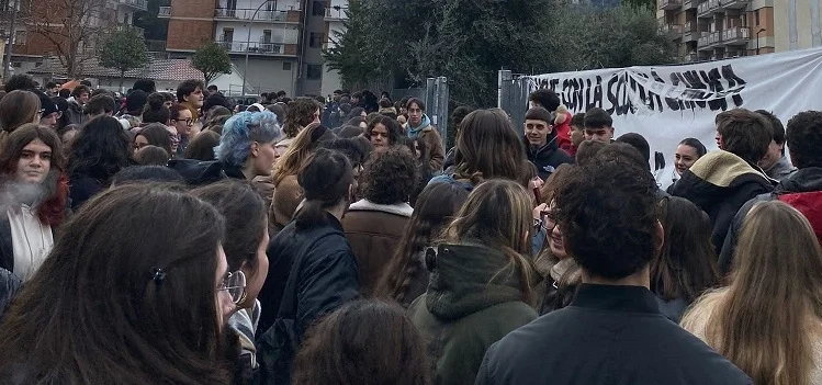 Ascoli Piceno - Studenti in sciopero per i riscaldamenti guasti al Liceo