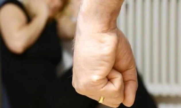 Episodi di violenza in famiglia, minaccia di gettare neonato dalla finestra
