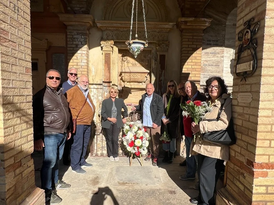 Il Circolo dei Sambenedettesi ricorda i grandi protagonisti della cultura cittadina. L'itinerario è partito oggi dalla tomba di Bice Piacentini