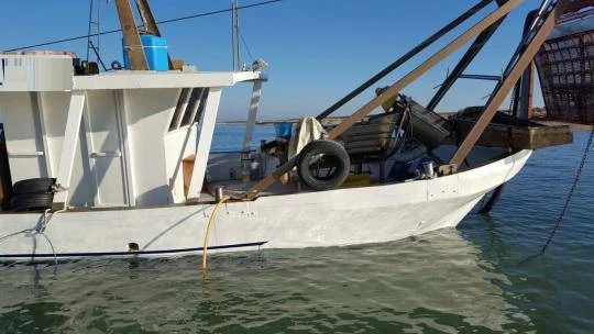 Vongolara naufraga a largo di Senigallia, salvi i due marittimi 
