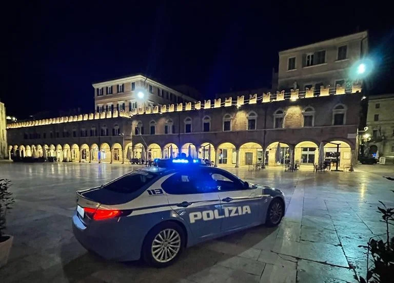 Rissa in un bar del centro, uomo trascinato fuori: arrivano 118 e Polizia