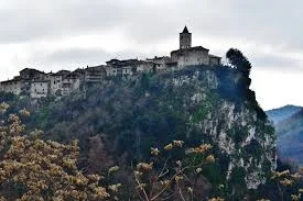 MArCHESTORIE, a Castel Trosino la Compagnia dei Folli in scena con lo spettacolo "Castel di Luna: Racconti poetici in un borgo lunare"