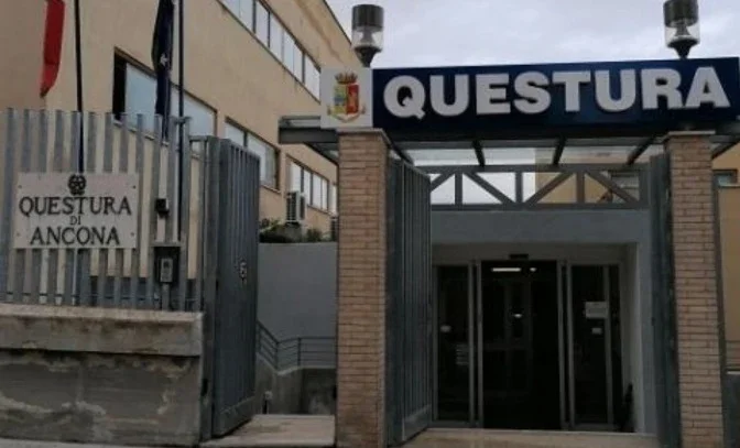 Giovane accoltellato ad Ancona, tre ragazzi portati in Questura e denunciati