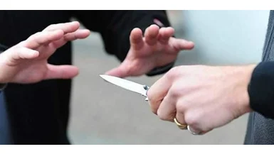 Minaccia un ristoratore con un coltello per non pagare conto del pranzo, denunciato 