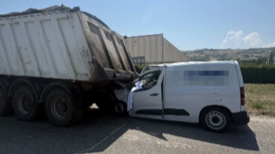 Ascoli Piceno - Furgone contro camion in sosta, incidente all'Asse Attrezzato