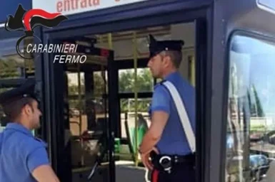 Insegue e blocca un autobus poi aggredisce un parente di una giovane che aveva litigato con le figlie 