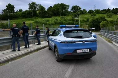 Tenta di gettarsi dal cavalcavia dell'A14, ragazza salvata dalla Polizia 