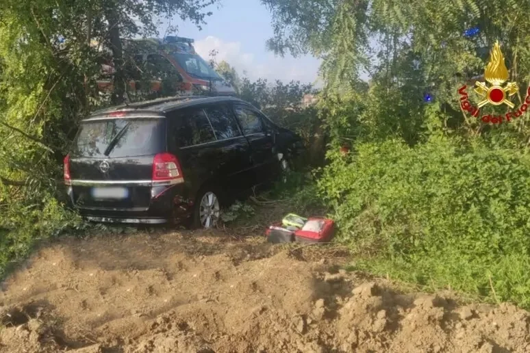 Scontro tra scuolabus e auto nel Maceratese, studenti illesi
