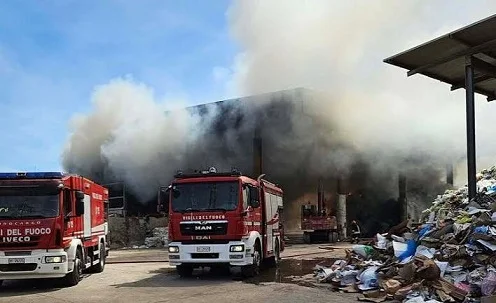 Incendio Italservizi, il Comune revoca i divieti
