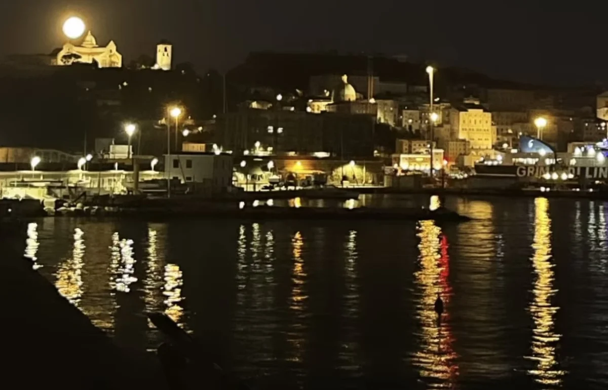 Scivola in acqua nella notte al porto turistico, uomo in ipotermia