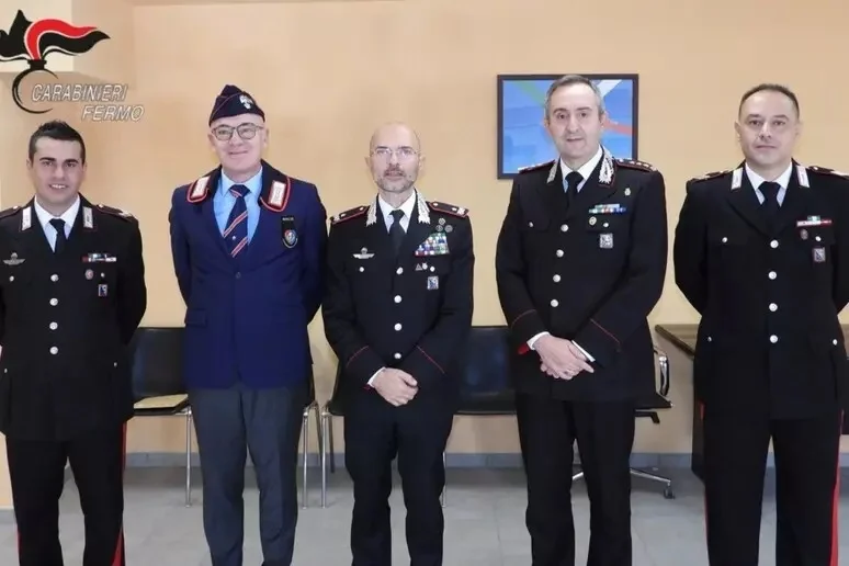 Salvano una donna in un palazzo in fiamme, medaglie ai Carabinieri