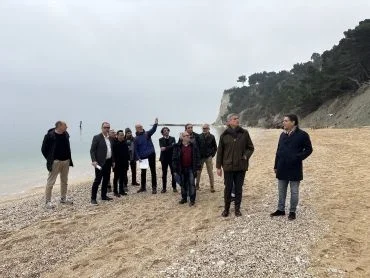 SIROLO, SOPRALLUOGO DEGLI ASSESSORI CONSOLI E BUGARO PER VALUTARE INTERVENTI URGENTI DI DIFESA DELLA COSTA, DELLA FALESIA E DEL CENTRO ABITATO