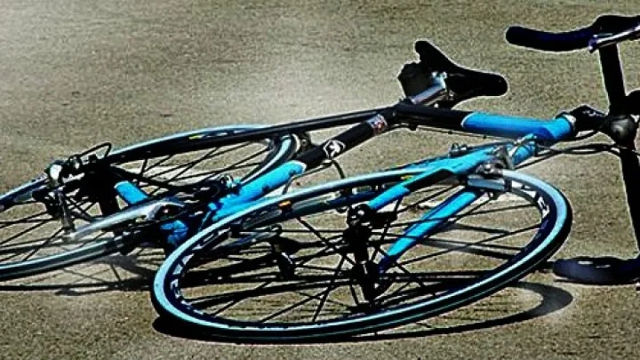 Anziano ciclista positivo alla droga dopo un incidente, denunciato