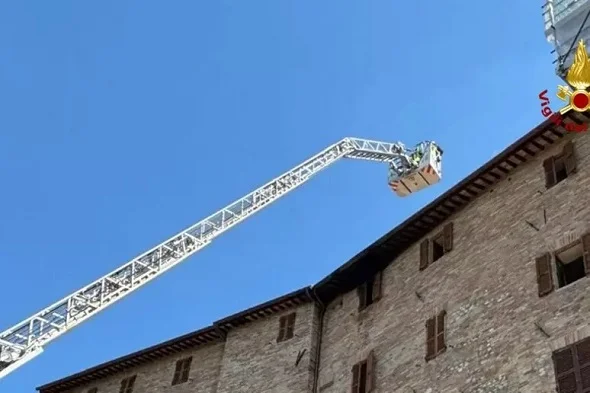 Incendio sul tetto di un monastero nel Fermano, evacuate tutte le religiose 