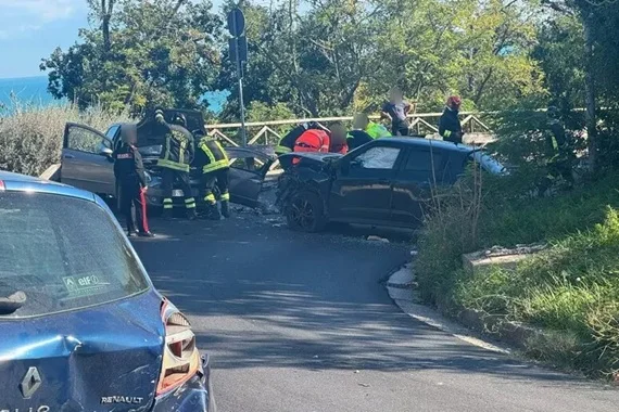Inseguimento tra auto con speronamento e sparo colpo pirotecnico, tre i feriti 