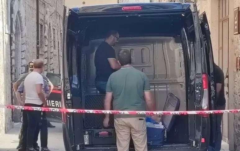 Donna ritrovata morta impiccata in casa ad Ascoli Piceno, avviate le indagini