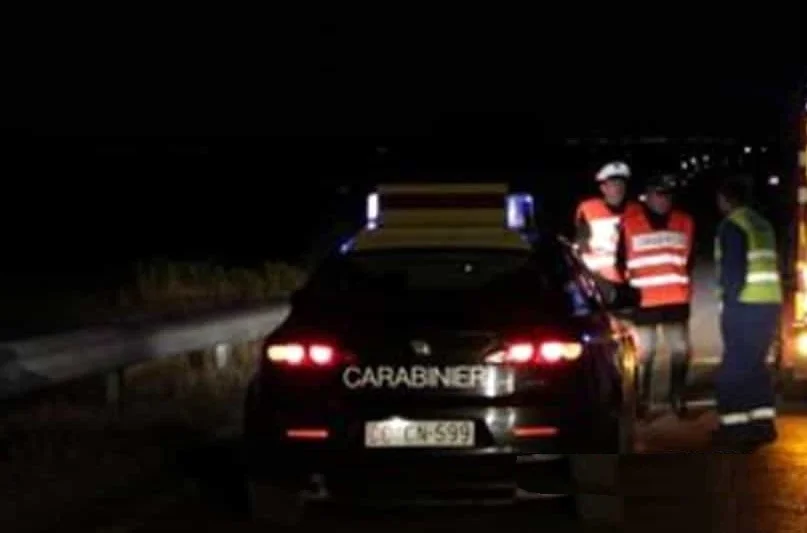 Auto si ribalta in una scarpata contro un albero, morto 44enne