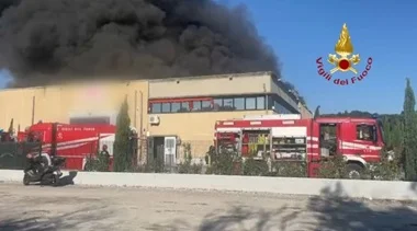Incendio devasta lo stabilimento Magrì, chiuse per precauzione anche alcune attività vicine 