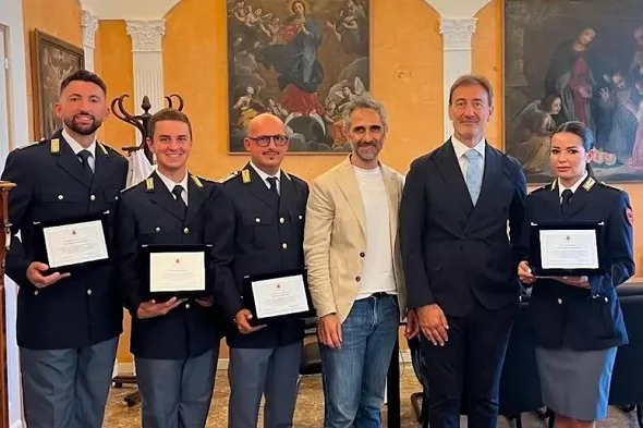 Salvano donna che voleva suicidarsi, riconoscimento del sindaco a quattro poliziotti 