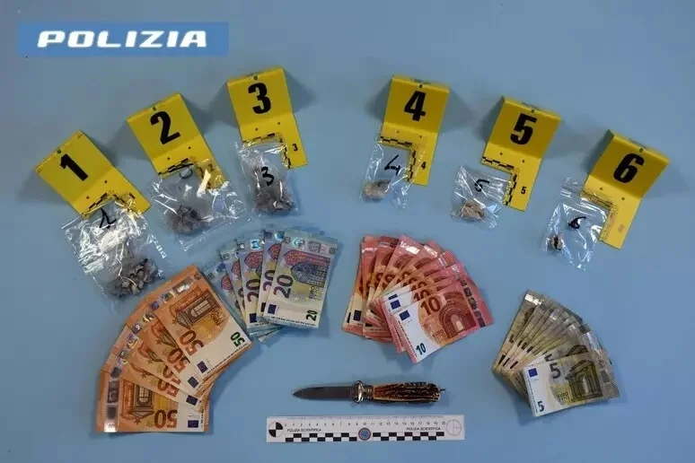 Calci e pugni ai poliziotti, droga nel marsupio: arrestato