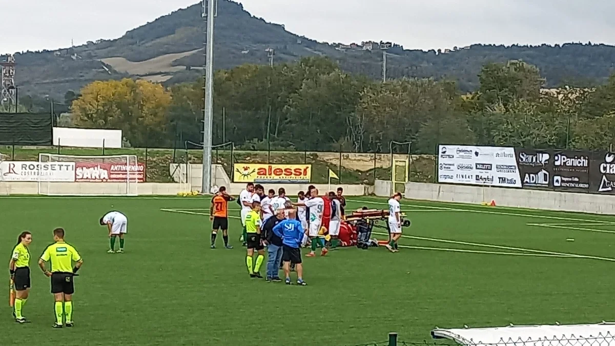 Calcio Serie D - Scontro tra due giocatori, che finiscono in ospedale: sospesa Atletico Ascoli-Avezzano