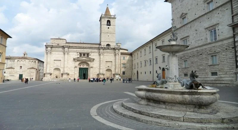 Ascoli Piceno - Lavori a Piazza Arringo, l'intervento slitta al 2026