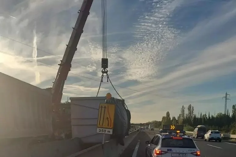 Autotreno urta barriera jersey in A14 e si ribalta, traffico rallentato