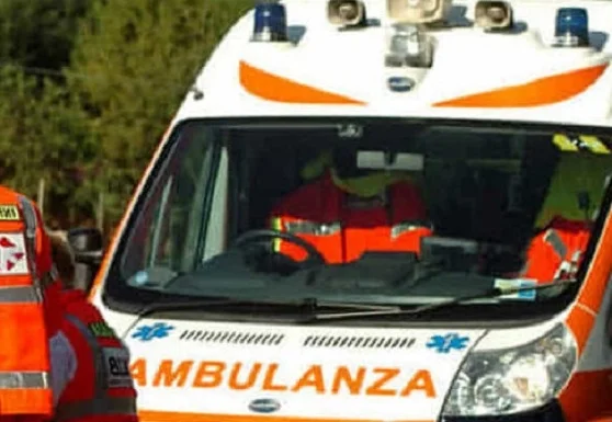 Tragico scontro tra auto e scooter, morto un 49enne