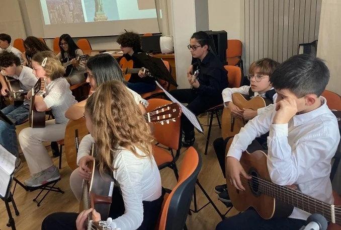 ALLA SCUOLA MEDIA CURZI UN VIAGGIO NEL MONDO DELLA MUSICA CON L'ORCHESTRA DI CHITARRE
