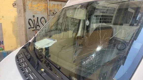 Campli, scagliato contro l'ambulanza un sasso di piccole dimensioni