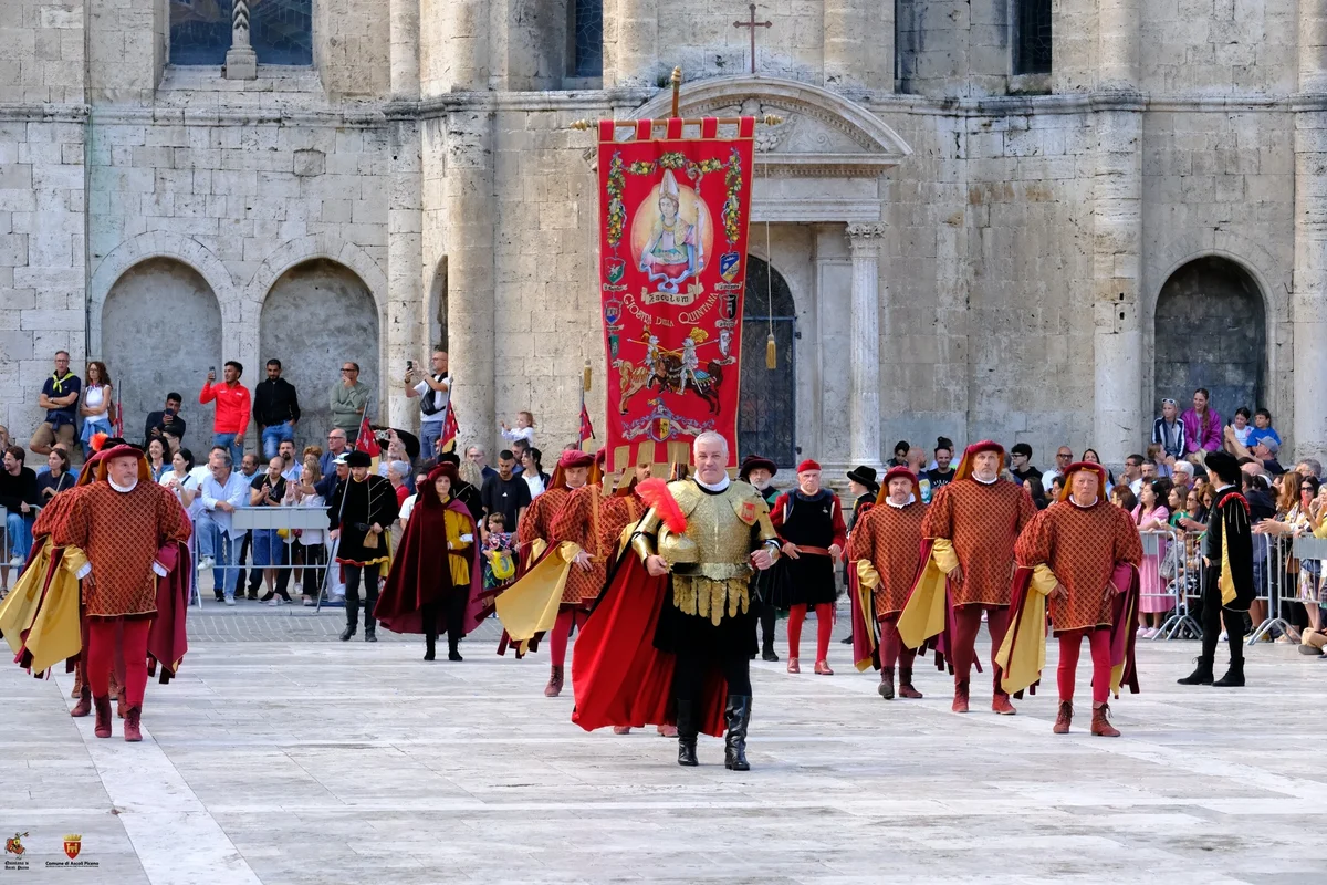 Ascoli Piceno - Quintana, ufficiale il programma del 2036: gli sbandieratori tornano in piazza del Popolo