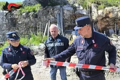 Abbandona scarti industriali in un terreno, denunciato imprenditore edile 