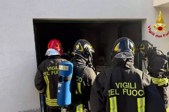 Incendio in un garage, palazzina di tre piani temporaneamente evacuata 