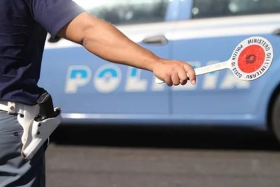 Furgone non si ferma all'alt, impatto con un' auto e una donna ferita