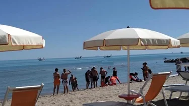 Si accascia durante una passeggiata in acqua al mare, morta 83enne a Lido Fermo 