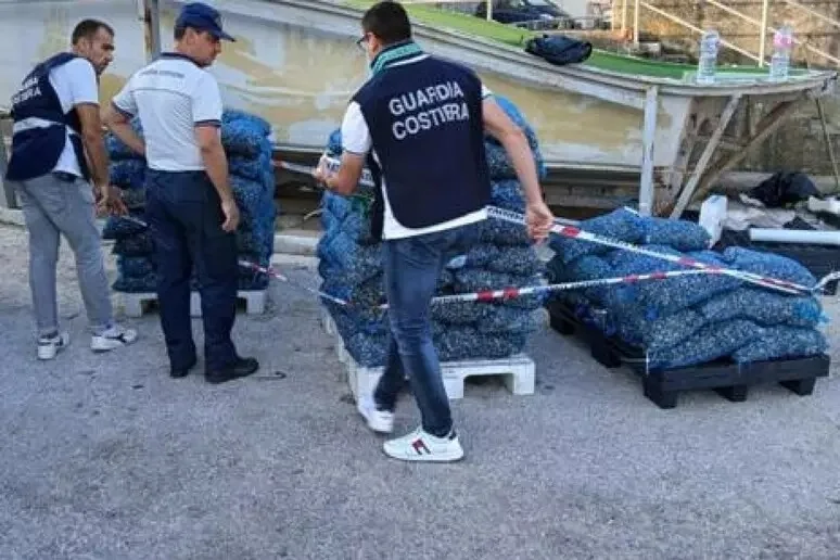 Sequestrate due tonnellate di vongole pescate oltre la quota