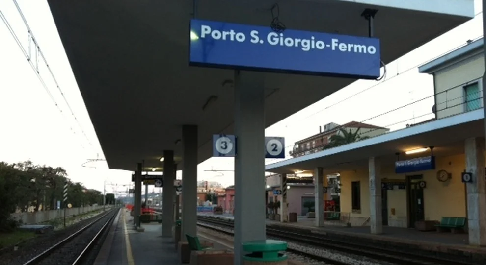 Tenta di aggredire la controllora del treno, bloccato in stazione