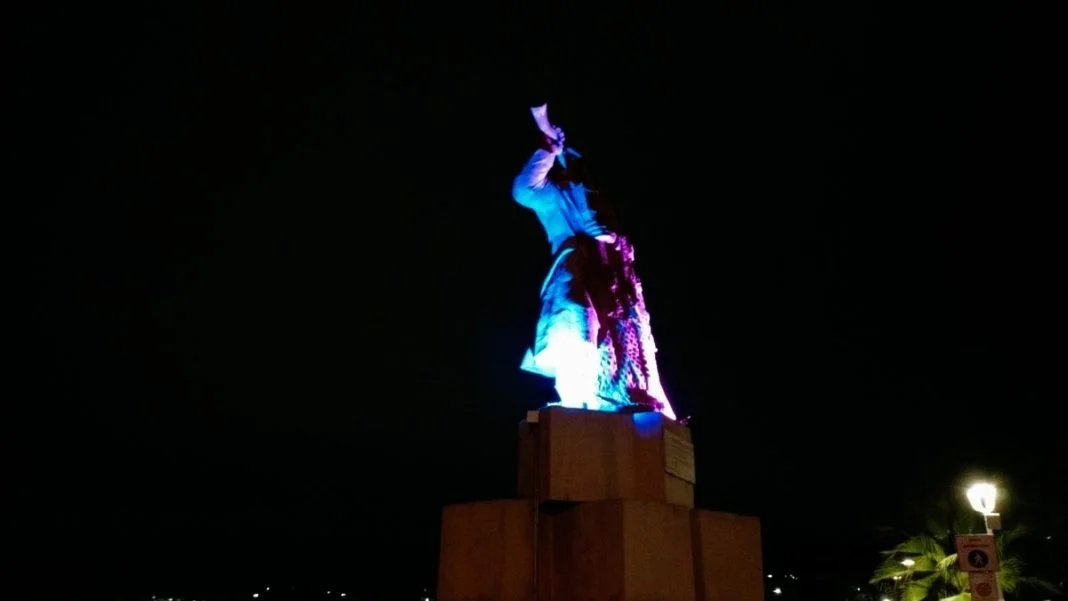 Il monumento al Pescatore si illumina di blu per i diritti dell’infanzia