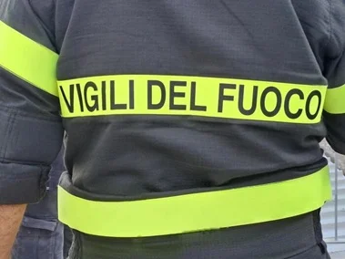 Vigile del fuoco folgorato mentre spegne un incendio, ustioni a mani e piedi